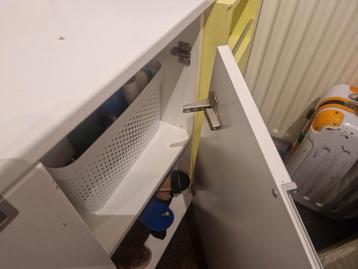 Witte Kast met Deuren beschikbaar voor biedingen