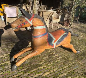  Groot oud houten carrousel paard beschikbaar voor biedingen