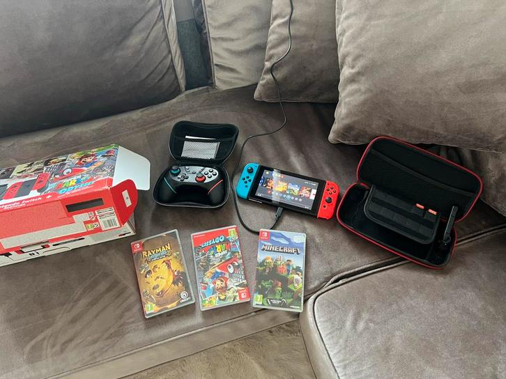Switch + Super Mario Odyssey, Spelcomputers en Games, Spelcomputers | Nintendo Switch, Zo goed als nieuw, Switch Original, Met 2 controllers