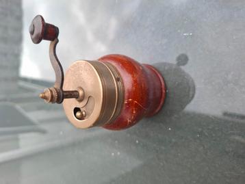 Antiek pepermolentje beschikbaar voor biedingen