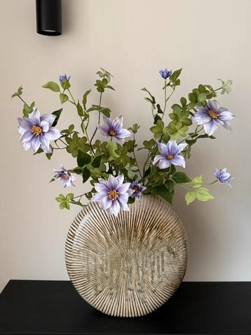 Vaas opgemaakt met luxe zijden bloemen  beschikbaar voor biedingen