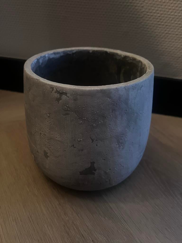Bloempot van PTMD Home - grijs, Ophalen, Rond, Beton, Binnen