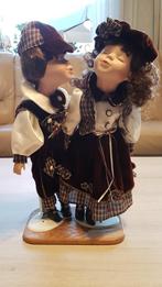 Kussend stel, porceleinen poppen 47cm h x 23cm b, Verzamelen, Poppen, Ophalen of Verzenden, Pop