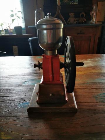 Antieke Koffiemolen beschikbaar voor biedingen