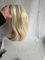 Blonde synthetische pruik, halflang 2x met kap met bandjes., Ophalen of Verzenden, Zo goed als nieuw
