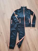 Fijn joggingspak/sport tenue mt 128 zgan, Ophalen of Verzenden, Zo goed als nieuw, Jongen of Meisje, Sport- of Zwemkleding