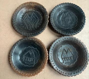 4 mooie (oude?) bordjes, aardewerk, handgemaakt beschikbaar voor biedingen