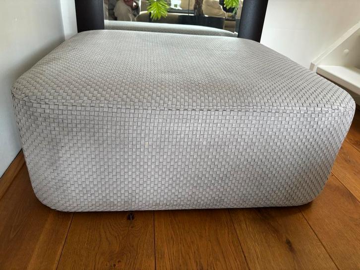 RAW Interiors grijze leren poef 80x80, Huis en Inrichting, Banken | Voetenbanken en Poefen, Nieuw, 75 tot 100 cm, 75 tot 100 cm