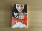 Daniëlle Steel. De verjaardag. Roman., Ophalen of Verzenden, Zo goed als nieuw
