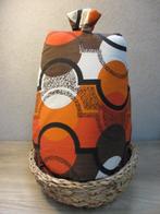Vintage oranje bruine theemuts in mandje, Ophalen of Verzenden, Gebruikt