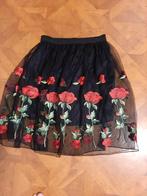 May tule zwarte rok met geborduurde rozen maat S, Kleding | Dames, Rokken, May, Zwart, Ophalen of Verzenden, Zo goed als nieuw