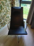 Charles Eames EA 124 Lounge Chairs (Vitra) met Ottoman, Huis en Inrichting, Fauteuils, Ophalen, Zo goed als nieuw, Leer