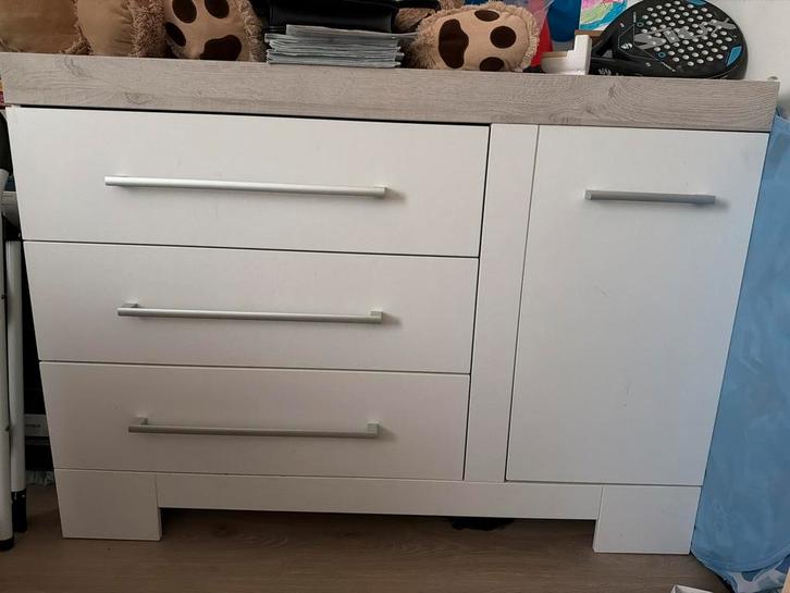 Witte commode met lades en deur, Huis en Inrichting, Kasten | Dressoirs, Zo goed als nieuw, 100 tot 150 cm, 50 tot 75 cm, Met lade(s)