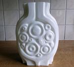 Vintage glazen vaas glas wit melkglas op art reliëfdecor, Huis en Inrichting, Woonaccessoires | Vazen, Gebruikt, Wit, Aardewerk of Porselein