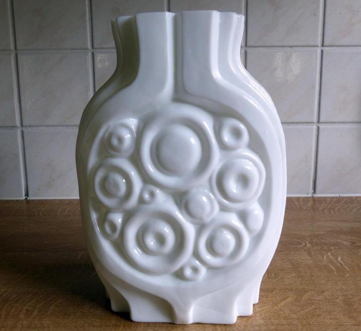 Vintage glazen vaas glas wit melkglas op art reliëfdecor, Huis en Inrichting, Woonaccessoires | Vazen, Gebruikt, Wit, Minder dan 50 cm