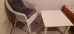 rieten stoel met tafeltje (wit), Huis en Inrichting, Stoelen, Ophalen, Riet of Rotan, Gebruikt, Wit