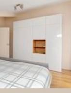 Besta Beuken Wandmeubel met Witte Deuren, Huis en Inrichting, Kasten | Kledingkasten, Ophalen, Kunststof, 150 tot 200 cm, Modern