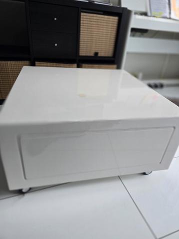 Witte salontafel met wieltjes - 70x70 beschikbaar voor biedingen