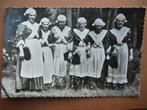 Hollandse Klederdracht Groningen. 6 vrouwen bij bos., Ophalen of Verzenden, 1940 tot 1960, Ongelopen, Klederdracht