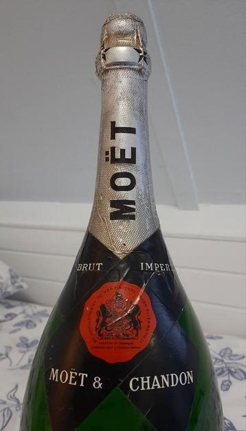 Lege Moët demonstratie fles die in een casino stond   beschikbaar voor biedingen