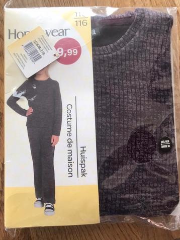 In plastic: Nieuw donkergrijs Jogging/Huispak maat 110-116 beschikbaar voor biedingen