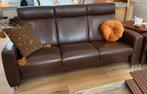 Bruine leren stressless bank, Huis en Inrichting, Banken | Bankstellen, Ophalen, 250 tot 300 cm, Gebruikt, Driepersoons