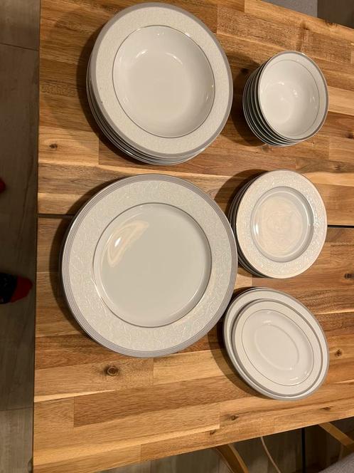 Nieuwstaat Hisar Fine Bone Porcelain Servies - 27 Delig, Antiek en Kunst, Antiek | Servies compleet, Ophalen