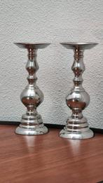 2 zilverkleurige kandelaren 25cm, samen €8, Gebruikt, Overige kleuren, Ophalen of Verzenden, Metaal