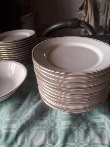 24 platte borden met gouden rand beschikbaar voor biedingen