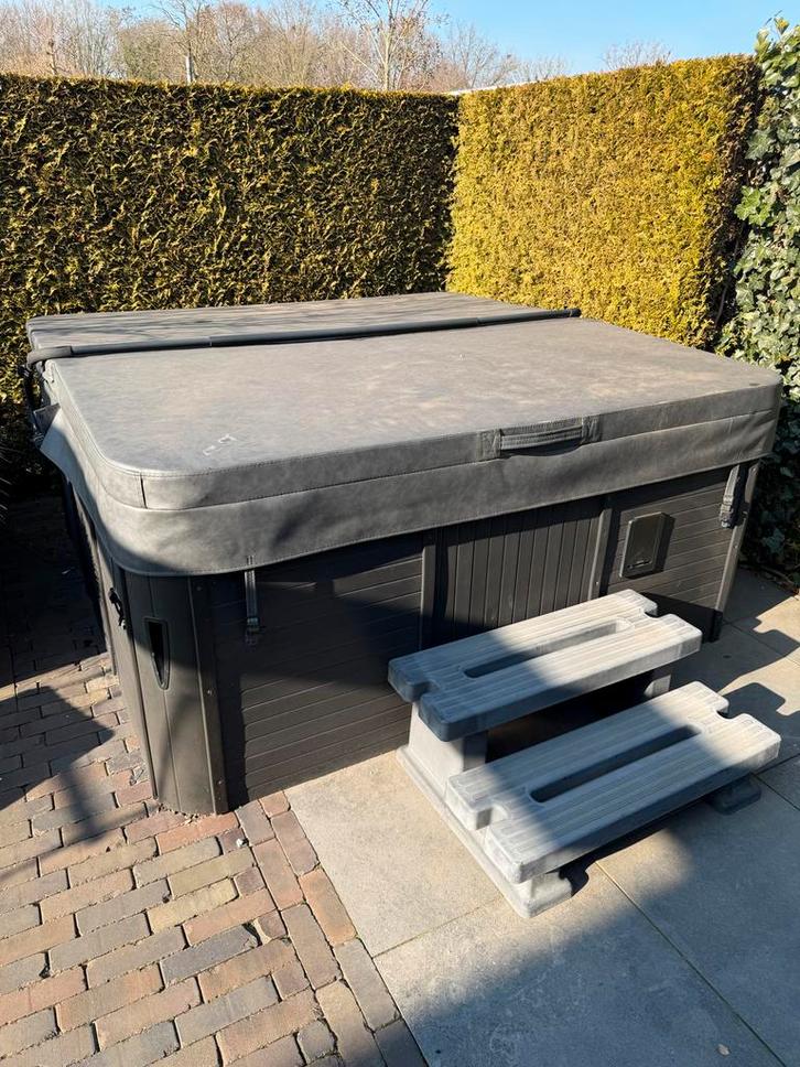 Luxe Jacuzzi te koop!, Tuin en Terras, Bubbelbaden en Hottubs, Gebruikt, Vast, Afdekzeil, Pomp, Trap, Inbouw, Ophalen