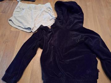 WE zwarte hoody en Pepperts lichtgrijze korte broek 122-128 beschikbaar voor biedingen