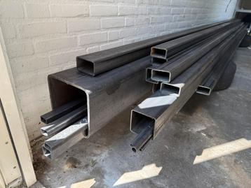 Diverse stalen kokers in diverse maten beschikbaar voor biedingen