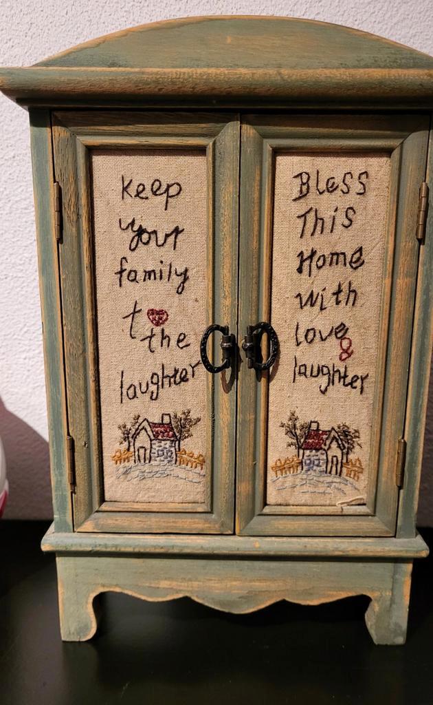 Vintage Houten Kastje 31 hoog en 21 breed. Bless this home, Antiek en Kunst, Antiek | Woonaccessoires, Ophalen of Verzenden