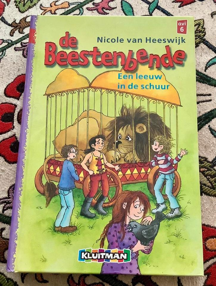 AVI-E6 EEN LEEUW IN DE SCHUUR LEESBOEK GEADV. DOOR SCHOLEN, Boeken, Kinderboeken | Jeugd | onder 10 jaar, Zo goed als nieuw, Fictie algemeen