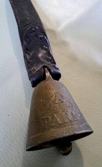Antieke koebel Parijs brons messing lederen riem geitenbel beschikbaar voor biedingen