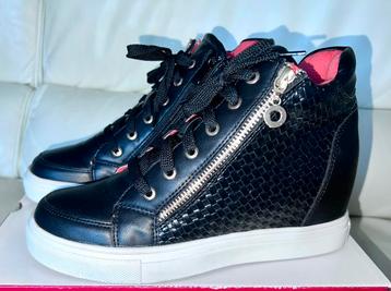 Nieuwe ongedragen sneakers met sleehak / wedge maat 40 beschikbaar voor biedingen