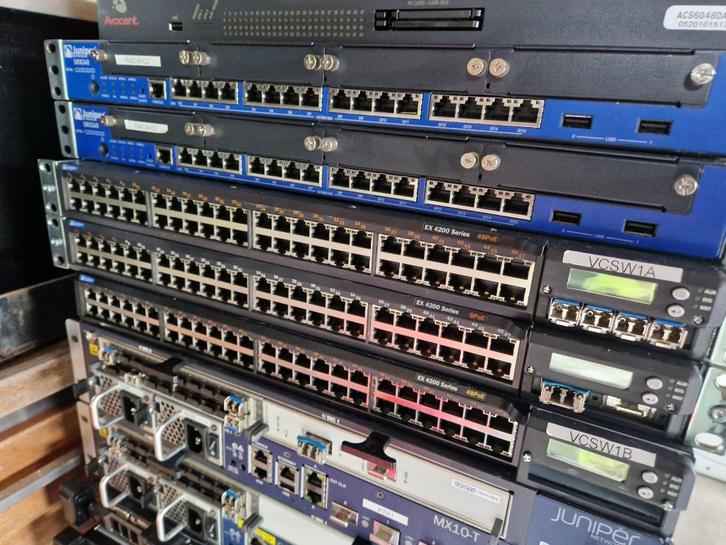 2x Juniper EX4200-48T switches in virtual chassis met 10G, Computers en Software, Netwerk switches, Gebruikt, Ophalen of Verzenden
