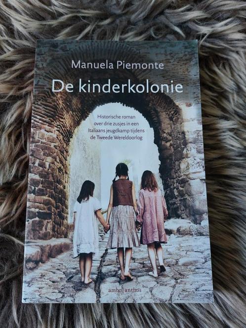Roman • Manuela Piemonte - De kinderkolonie, Boeken, Romans, Zo goed als nieuw, Ophalen of Verzenden