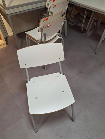 Witte tafels en stoelen (16 stoelen, 3 tafels) beschikbaar voor biedingen
