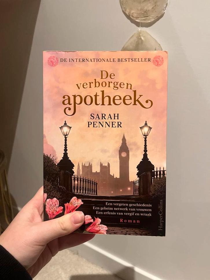 De Verborgen Apotheek - Sarah Penner, Boeken, Romans, Zo goed als nieuw, Nederland, Ophalen of Verzenden