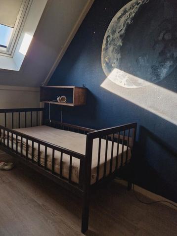 Vintage peuterbed beschikbaar voor biedingen