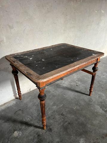 Antiek Bureau Leestafel Schrijftafel met mooi bewerkte poten beschikbaar voor biedingen
