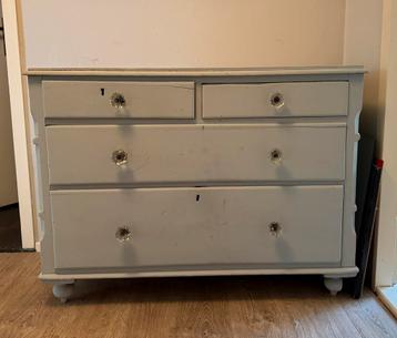 Gratis ophalen antieke grenen commode beschikbaar voor biedingen