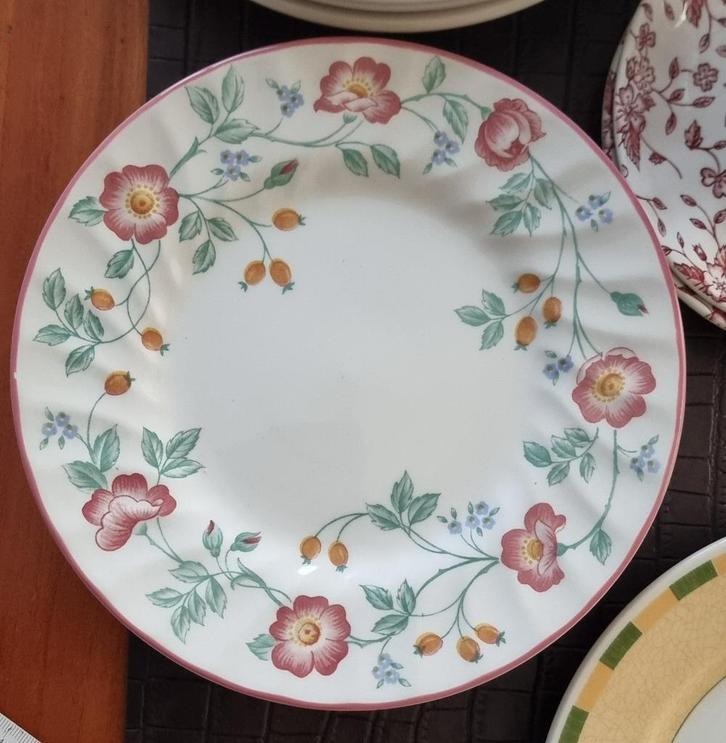 Churchill Briar Rose bord 20 cm, Huis en Inrichting, Keuken | Servies, Zo goed als nieuw, Bord(en), Overige stijlen, Porselein