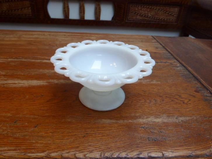 Mooi vormgegeven opaline schaaltje in wit, Antiek en Kunst, Antiek | Glas en Kristal, Ophalen of Verzenden