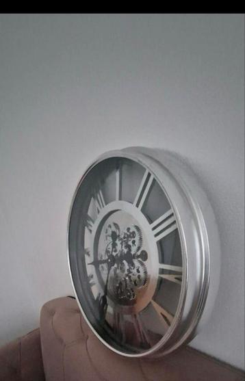 Moderne Wandklok met Zichtbaar Mechanisme beschikbaar voor biedingen