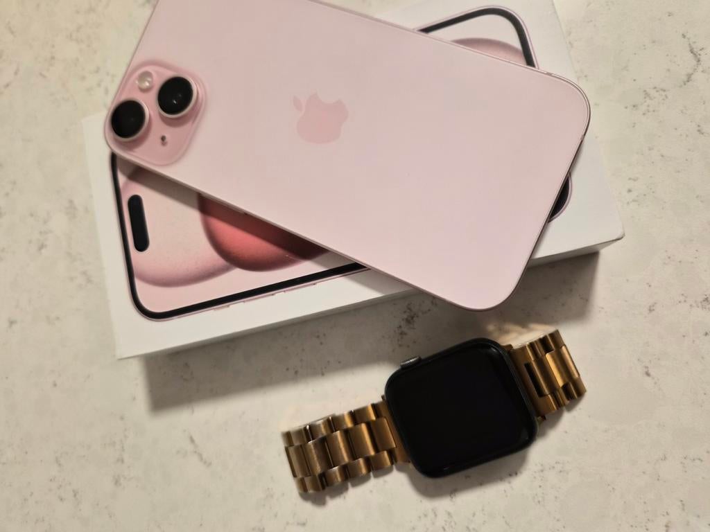 Iphone 15 roze met (gratis) apple watch SE, Ophalen, 128 GB, IPhone 15, Zo goed als nieuw