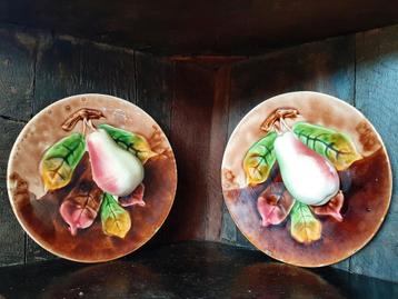 Twee oude, decoratieve wandbordjes beschikbaar voor biedingen