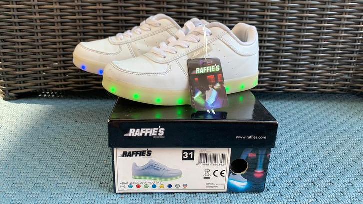 👟 Originele Raffies LED 🚥 lichtschoenen wit Mt 31, Kinderen en Baby's, Kinderkleding | Schoenen en Sokken, Zo goed als nieuw