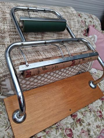 Dubbel oud kadopapierrol houder beschikbaar voor biedingen